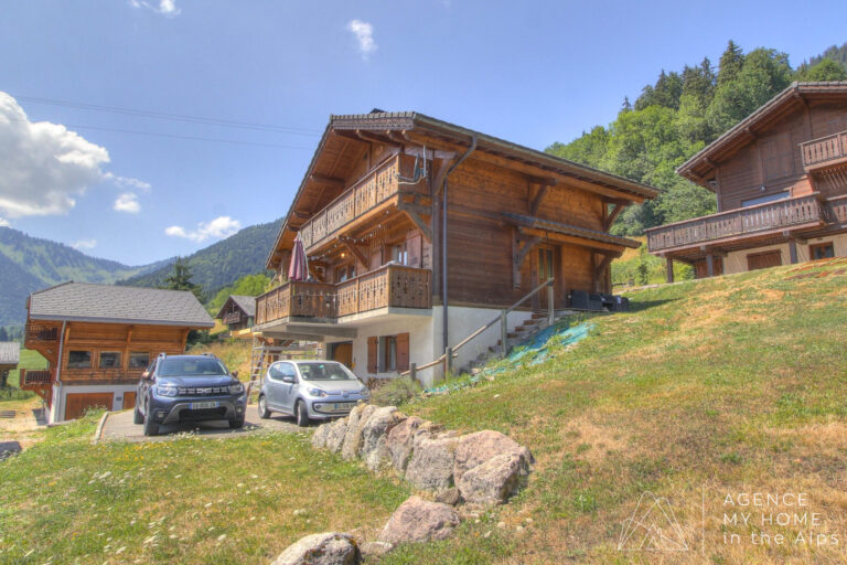 Detached 4-Bedroom Chalet with Spacious Garden, Large Terrace and Mountain Views