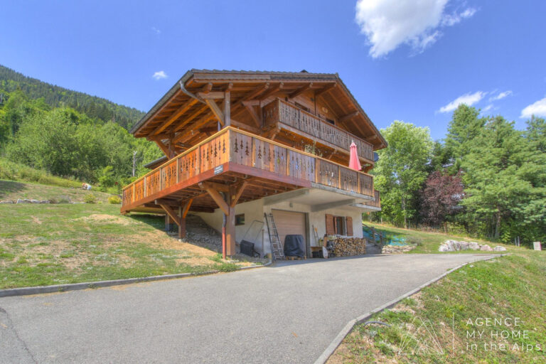 Detached 4-Bedroom Chalet with Spacious Garden, Large Terrace and Mountain Views